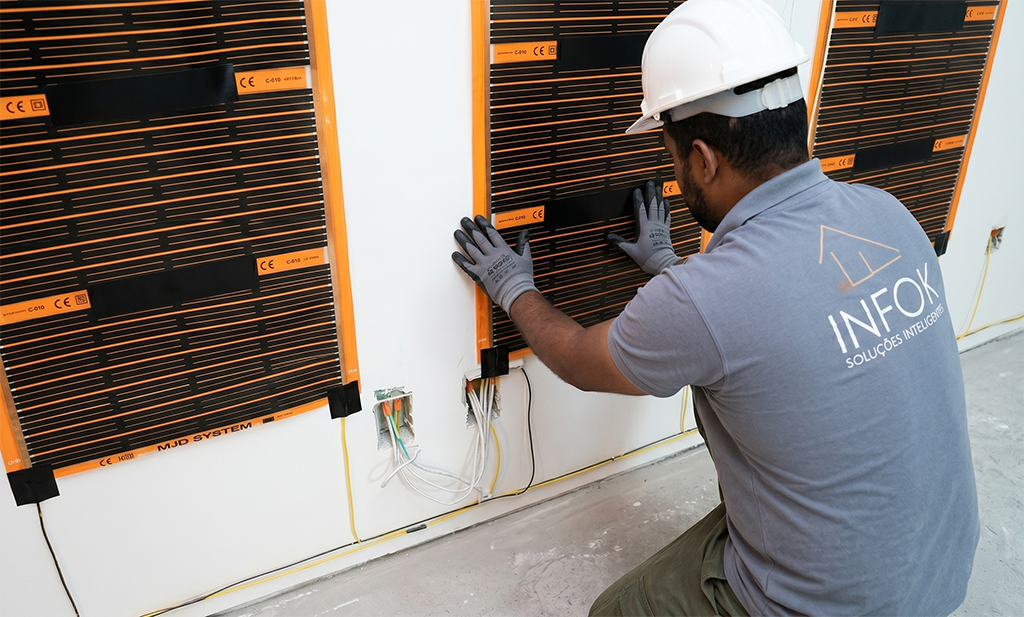 INFOF SOLUÇÕES instalando painel antimofo em parede para solução contra mofo, ácaros e bactérias